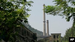 រូបឯកសារ៖ រោងចក្រ​ធ្យូងថ្ម Ninh Binh ​ផ្គត់ផ្គង់​អគ្គិសនី​ ក្នុង​ខេត្ត Ninh Binh ប្រទេស​វៀតណាម ថ្ងៃទី១៩ ខែកញ្ញា ឆ្នាំ២០០៧។ 