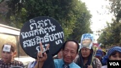 លោកម៉ម សុណង់ដូចូលរួម​បាតុកម្ម​​នៅតុលាការ​​កំពូល​​​ទាមទារ​ឲ្យ​ដោះលែង​ជន​រងគ្រោះទំនាស់ដីធ្លី​