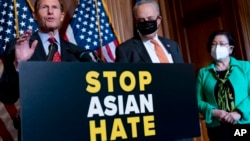 Demokratski senatori Richard Blumenthal (lijevo), Chuck Schumer i Mazie Hirono poslije usvajanja zakona u Senatu.