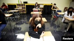 Estudiantes en su primer día de clases en el condado de Miami-Dade, en el instituto Barbara Goleman, en Miami, Florida, EE. UU., el 23 de agosto de 2021.