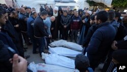 Palestinos lloran la pérdida de familiares que murieron en un bombardeo israelí en la Franja de Gaza, frente a la morgue del hospital Al Aqsa en Deir al Balah, el jueves 29 de febrero de 2024. 