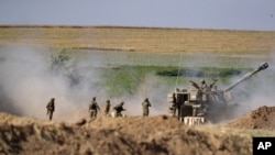 Kikosi cha Mizinga cha Israeli cha rusha makombora kelekea eneo la Gaza katika mpaka wa Gaza spande wa Israeli Jumamosi, Mei 15, 2021. (AP Photo/Ariel Schalit)