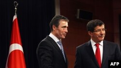 NATO Bosh kotibi Anders Fog Rasmussen va Turkiya Tashqi ishlar vaziri Ahmet Davuto'g'lu, Anqara, 17-fevral 2012