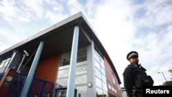 Polisi akilinda kituo cha Croydon ambacho mshukiwa alimpiga risasi na kumuua afisa wa polisi akiwa chini ya ulinzi Kusini mea London, Uingereza Sept. 25, 2020.