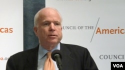 El senador John McCain, junto al senador Kyle presentaron un plan de 10 puntos de más control en la frontera