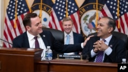 美國國會眾議院美國和中共戰略競爭特設委員會主席麥克·加拉格爾（左）和首席民主黨議員拉賈·克里希納莫提2023年2月28日在國會山上召開的聽證會交談。（美聯社）