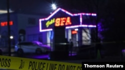 Una cinta policial que identifica una escena de un crimen cierra el paso al Spa Aromatherapy, escena de uno de varios tiroteos en Atlanta, el 16 de marzo de 2021..