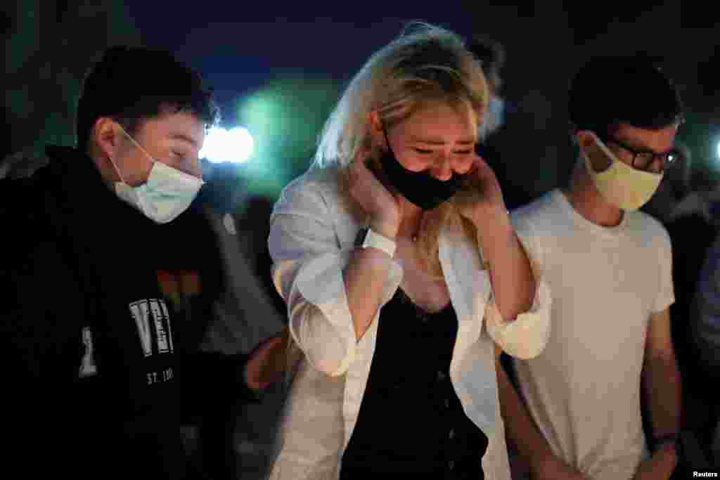 2020年9月18日，美国首都华盛顿最高法院外，人们聚在一起悼念最高法院大法官的鲁思·拜德·金斯伯格。(路透社图片)