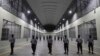 ARCHIVO: Guardias civiles en el exterior de las celdas del Centro de Confinamiento para el Terrorismo en San Salvador, El Salvador, el 2 de febrero de 2023.