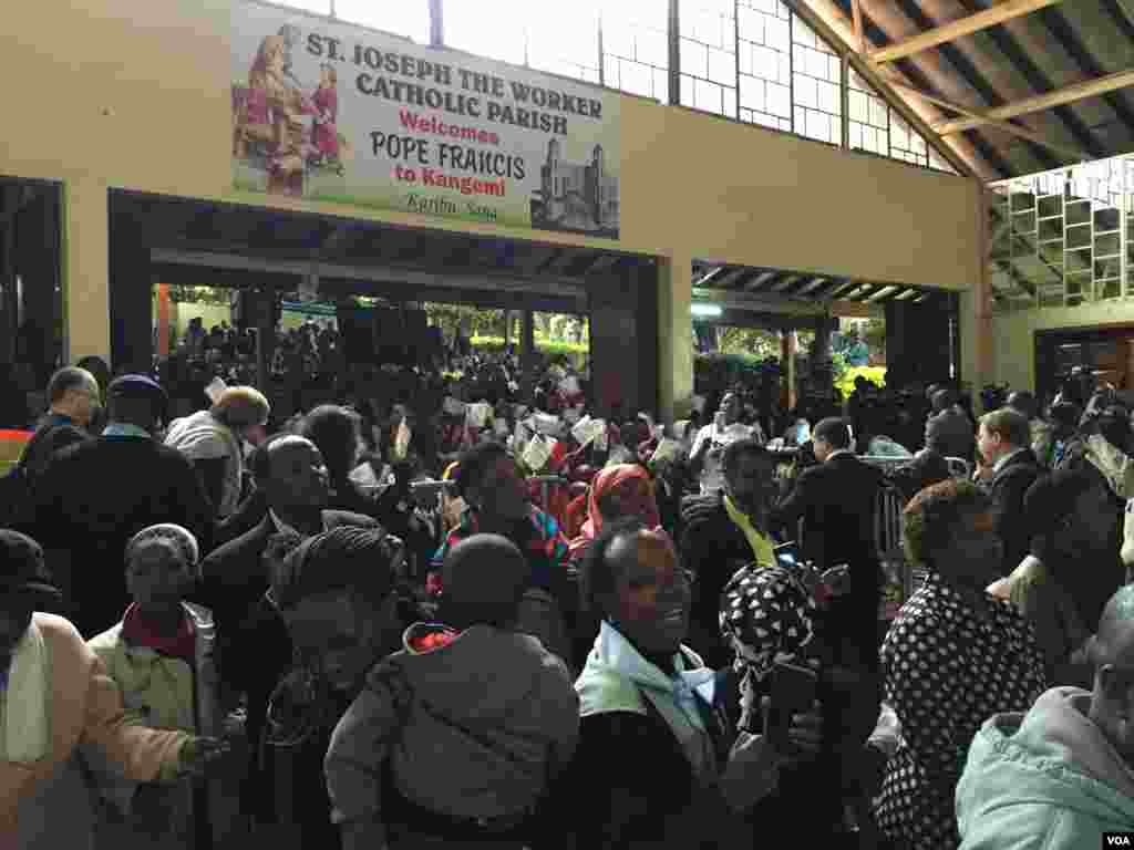 Yayin Da Jama'a Ke Jiran Isowar Fafaroma A Kangami Kasar Kenya, Nuwamba 27, 2015. &nbsp;