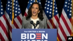 Senatorka iz Kalifornije i kandidatkinja za potpredsednicu SAD Kamala Haris govori na konferenciji za novinare sa demokratskim kandidatom Džo Bajdenom, 13. avgust 2020. (Foto: AP/Carolyn Kaster)