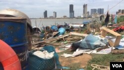 ទីសំចតនិងកន្លែងស្នាក់នៅរបស់ប្រជាពលរដ្ឋខ្មែរឥស្លាម ក្នុងភូមិចុងកោះ សង្កាត់ជ្រោយចង្វារ រាជធានីភ្នំពេញ កាលពីថ្ងៃទី១៦ ខែមិថុនា ឆ្នាំ២០២១។ (លាស់ លីបលីប/វីអូអេ)