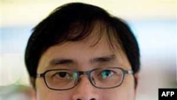 Luật sư Lê Công Định bị bắt từ giữa tháng 6 năm 2009. Đầu năm ngoái, ông bị tuyên án 5 năm tù về tội ‘hoạt động nhằm lật đổ chính quyền nhân dân’