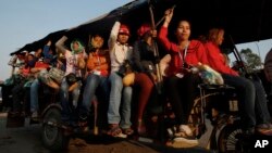 រូបឯកសារ៖ កម្មករកាត់ដេរ​ខ្មែរ​ កំពុង​ធ្វើ​ដំណើរ​ទៅ​គេហដ្ឋាន​របស់​ពួក​គេ​វិញ​ក្រោយ​ពី​បញ្ចប់​ការងារ នៅ​ជាយ​ក្រុង​ភ្នំពេញ កាលពី​ថ្ងៃទី១៧ ខែ​កុម្ភៈ ឆ្នាំ​២០១៦។