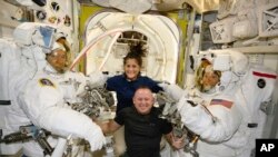 En la foto facilitada por la NASA, los astronautas del lanzamiento de prueba de Boeing, Suni Williams y Butch Wilmore (centro) posa con los ingenieros de vuelo de la expedición 71, Mike Barratt (izq.) y Tracy Dyson, en la Estación Espacial Internacional, el 24 de junio de 2024. 