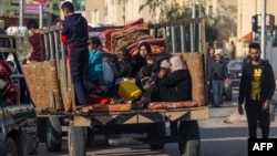 2023年12月3日，逃離加沙中部和南部的流離失所的巴勒斯坦人抵達加沙走廊南部拉法以西的新塔爾蘇丹營地，當時以色列和激進組織哈馬斯之間的戰鬥仍在繼續。（法新社圖片）