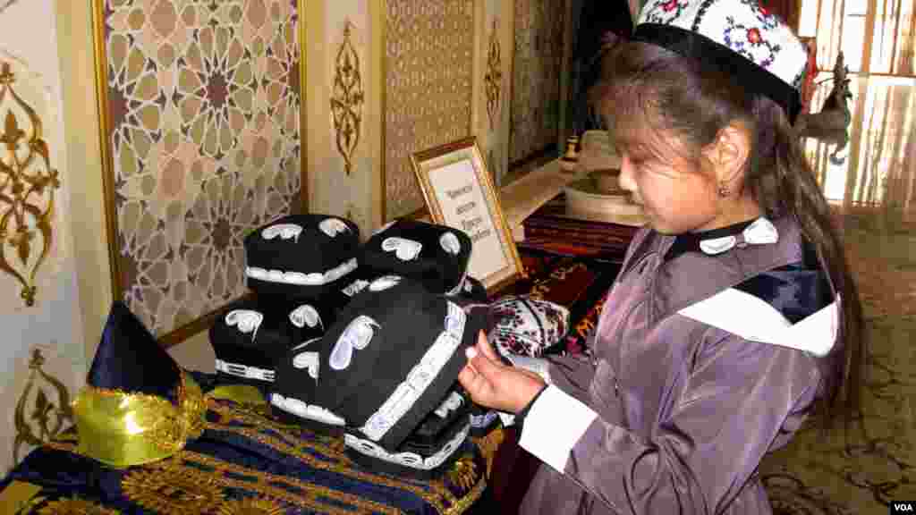 Chust va iroqi do'ppilar namoyishi.