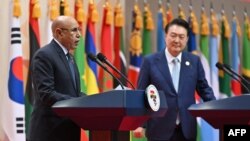 Rais wa Mauritania ambaye pia ni mwenyekiti wa Umoja wa Afrika Mohamed Ould Ghazouani na rais wa Korea Kusini Yoon Suk Yeol mjini Goyang, Korea Kusini. Juni 4, 2024.