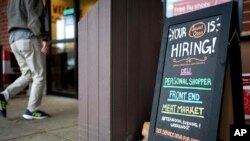 ARCHIVO – Un letrero de contratación en una tienda de comestibles de Glenview, Illinois, el lunes 25 de noviembre de 2024. 
