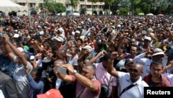 Des manifestants dans les rues de Antananarivo, à Madagascar, le 23 avril 2018.