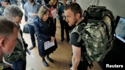 Відвідувачі виставки DARPA розглядають обладнання, Вашингтон, 2016