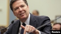 Comey describió la cantidad de correos como “cientos y miles, algunos de los cuales contenían información secreta”, pero personas cercanas a la investigación dicen que eso no es cierto.