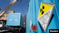 ARHIVA - Radnici istovaruju kontejner sa nuklearnom oznakom, sa obogaćenim uranjumom, u nuklearnom postrojenju u Kijevu, Ukrajina, 24. marta 2020.