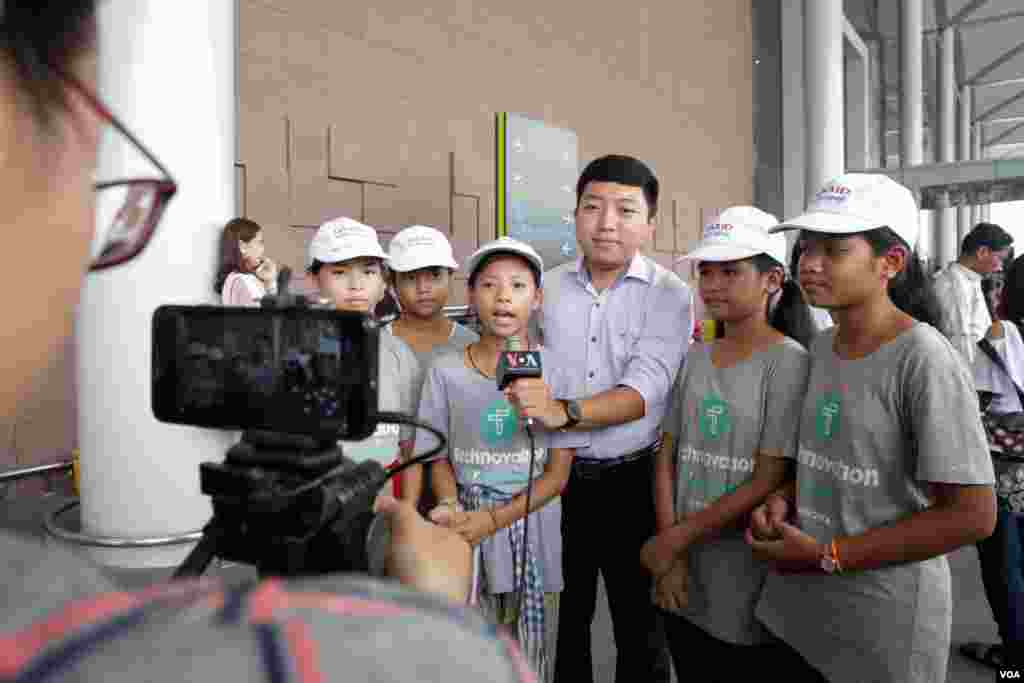 ក្រុម​យុវតី​ខ្មែរ​៥រូប​ ត្រៀម​ខ្លួន​​ចូល​រួម​ប្រកួត​​អន្តរជាតិ​វគ្គ​ផ្ដាច់ព្រ័ត្រ​ ជា​លើក​ដំបូង​នៅ​ក្នុង​ការប្រកួត​ប្រជែង​វគ្គ​ផ្ដាច់ព្រ័ត្រក្នុង​កម្មវិធី​បច្ចេកវិទ្យា​លំដាប់​ពិភពលោក​មួយ ហៅថា &laquo;Technovation&raquo;​ នៅ​ក្នុង​តំបន់​បច្ចេកវិទ្យា​ Silicon Valley​ ដ៏​ល្បីល្បាញ​របស់​សហរដ្ឋ​អាមេរិក នៅ​ឯ​ព្រលាន​យន្តហោះ​ រាជធានីភ្នំពេញ​ នៅថ្ងៃទី​៧ ខែសីហា​ ឆ្នាំ​២០១៧។ (ហ៊ាន សុជាតា​/ VOA)