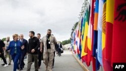 Президент України Володимир Зеленський разом з Федеральною президенткою Швейцарії Віолою Амгерд після пресконференції на Саміт миру у містечку Бургеншток, поблизу Люцерна, 15 червня 2024 року.