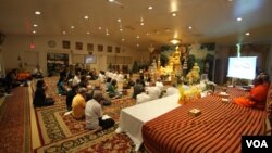 ពលរដ្ឋ​ខ្មែរ​អាមេរិកាំង​រស់នៅ​ក្នុង​តំបន់​រដ្ឋធានី​វ៉ាស៊ីនតោន ចូលរួម​ប្រារព្ធ​ទិវា​អន្តរជាតិ​ស្តី​អំពី​លទ្ធិ​ប្រជាធិបតេយ្យ នៅ​វត្ត​ពុទ្ធិការាម កាលពី​ថ្ងៃព្រហស្បតិ៍ ទី១៥ ខែកញ្ញា ឆ្នាំ២០១៦។