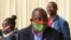Cyril Ramaphosa, président ya Afrique du Sud (Afrika ya Ngele) azipi zolo na masque na Johannesburg, 24 avril 2020.