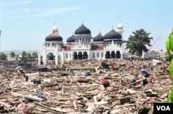 Masjid Raya Banda Aceh pasca tsunami 26 Desember 2004 (foto: dok. VOA/Eva M.).