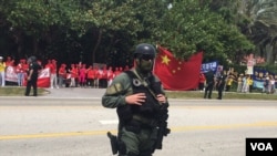 习近平下榻酒店附近的欢迎及抗议人群