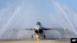 美制F-16V戰機在台灣嘉義舉行的軍演中進行清洗。（2020年1月15日）