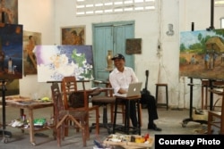 លោក ឆាំង យុ នាយក​មជ្ឈមណ្ឌល​ឯកសារ​កម្ពុជា​ នៅឯ​សាកល​វិទ្យាល័យ​ភូមិន្ទ​វិចិត្រ​សិល្បៈ កាលពី​ថ្ងៃ​ទី៨ ខែ​មេសា​ឆ្នាំ២០១៥។ (រូបថត​ផ្តល់​ដោយ​លោក ឆាំង​ យុ)