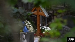 Оваа фотографија го покажува гробот на лидерот на Вагнер, Евгениј Пригожин, на гробиштата Пороховскоје во Санкт Петерсбург. 