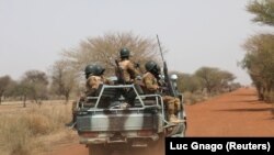 Des soldats du Burkina Faso patrouillent sur la route de Gorgadji dans la région du Sahel, au Burkina Faso, le 3 mars 2019. REUTERS/Luc Gnago