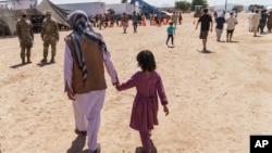 Afg'onistonlik qochoqlar saqlanayotgan harbiy baza, Nyu-Meksiko, AQSh, 2021-yil, 10-sentabr