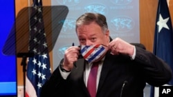 រដ្ឋមន្ត្រី​ការបរទេស​សហរដ្ឋ​អាមេរិក​លោក Mike Pompeo ពាក់​ម៉ាស់​មុខ ក្រោយ​ពី​លោក​បាន​ថ្លែង​នៅ​ឯ​សន្និសីទ​ព័ត៌មាន​មួយ​នៅ​ក្រសួង​ការបរទេស​សហរដ្ឋ​អាមេរិក​ ក្នុង​រដ្ឋធានី​វ៉ាស៊ីនតោន​កាល​ពី​ថ្ងៃ​ទី​២១ ខែ​តុលា ឆ្នាំ២០២០។