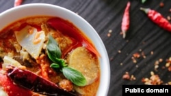 Food can get cold, get hot or get warm. Some foods (like bread) get hard in the microwave. These are all examples of get + adjective.