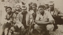 Combatentes da Liberdade da Pátria, primeira fila Pedro Pires (meio), segunda fila Carlos Reis (2º dir). em Conakry, junto ao secretariado do PAIGC, em Miniére. Abril de 1970. Guiné-Bissau