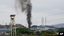 El humo se eleva desde la penitenciaría Litoral en Guayaquil, Ecuador, el lunes 15 de noviembre de 2021. 