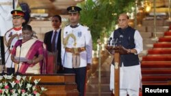 སྲིད་བློན་མོ་དྷིའི་ལས་དུས་གསུམ་པའི་སྐབས་སུ་རྒྱལ་སྲུང་བློན་ཆེན་ར་ཇ་ན་ཐ་སིང་