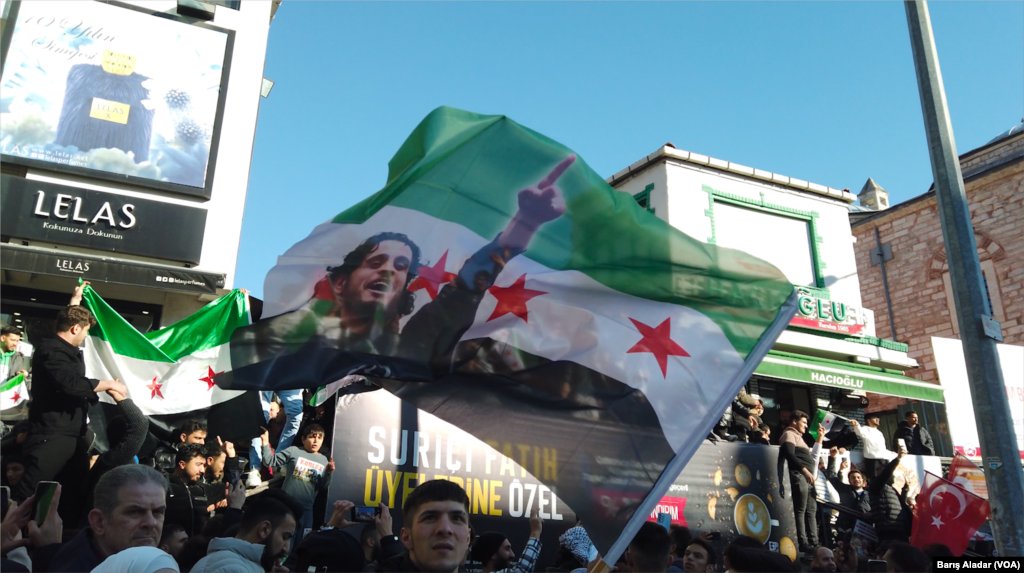 Suriyeli arkadaşlarının özgürlük bayramına katılmak için Fatih Cami&rsquo;ne gelen Abdullah Dikici de yalnız Esat&rsquo;ın değil ona destek verenlerin de suçlu olduğunu ifade etti.