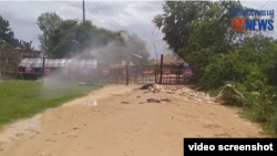 ប៉ូលិស​ដាក់​របាំងការពារ និង​បាញ់​ទឹក​ដាក់​ពលរដ្ឋ ដែល​មាន​ជម្លោះ​ដីធ្លី​ក្នុង​គម្រោង​ព្រលាន​យន្ត​ហោះ​ក្នុង​ស្រុក​កណ្តាល​ស្ទឹង ខេត្ត​កណ្តាល។ (រូបភាព​ថត​ពី​វីដេអូ​ Facebook/ព័ត៌មាន​ពលរដ្ឋ- CJ News)