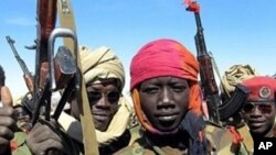 Workers use buckets to remove crude oil during a cleanup operation on the beach of Prao Bay on Samet Island, Thailand, July 30, 2013. 
