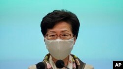 លោកស្រី Carrie Lam ស្តាប់​សំណួរ​របស់​អ្នក​សារព័ត៌មាន នៅ​ក្នុង​សន្និសីទ​កាសែត​មួយ​នៅ​ក្នុង​ក្រុង​ហុងកុង កាលពី​ថ្ងៃទី២ ខែមិថុនា ឆ្នាំ២០២០។