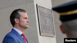 Sekretari amerikan i Mbrojtjes, Pete Hegseth në hyrje të Pentagonit