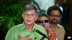 En esta imagen del 10 de agosto de 2013, el excomandante de las FARC Rodrigo Granda, alias Ricardo Téllez, durante una conferencia de prensa al cierre de una ronda de negociaciones de paz con el gobierno colombiano en La Habana. 