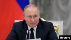 El presidente Vladimir Putin durante una reunión con líderes parlamentarios, en el Kremlin, Moscú, el 7 de julio de 2022.